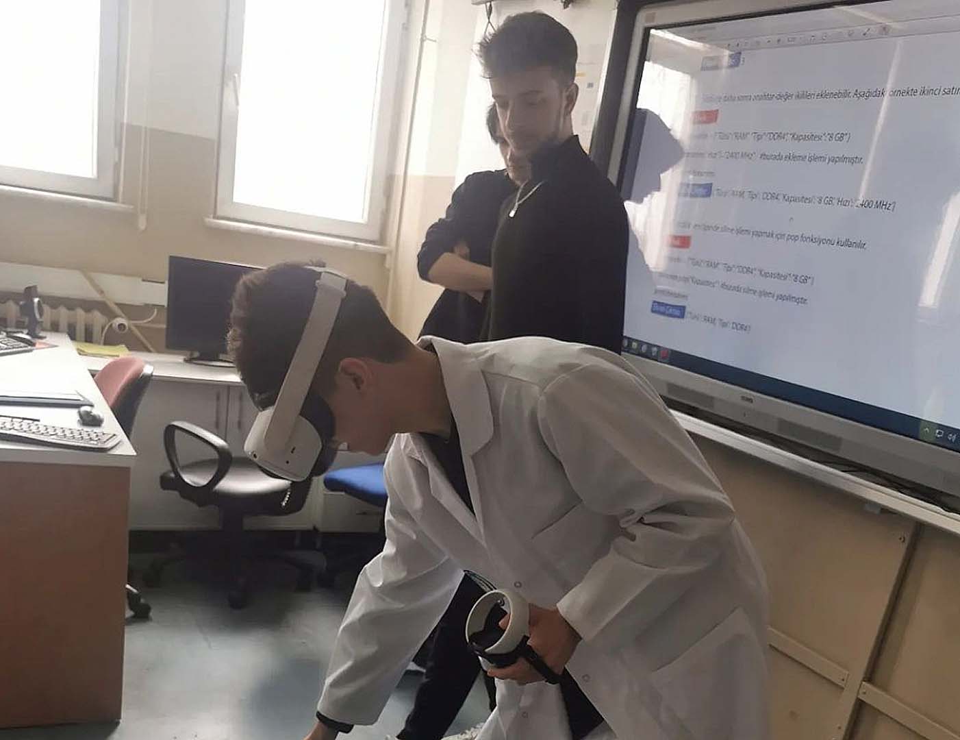 Bilişim Teknolojileri Öğrencilerine Sanal Gerçeklik Deneyimi Sunduk